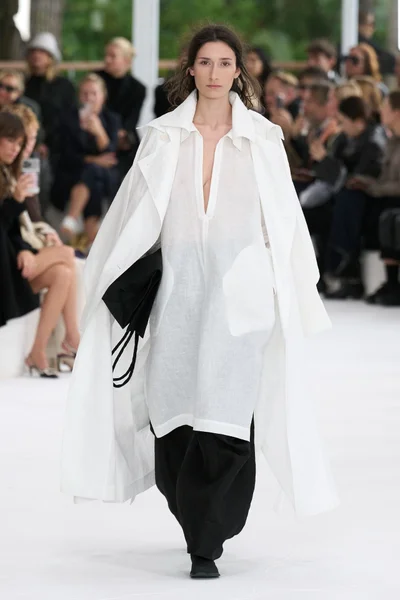 Look 15
